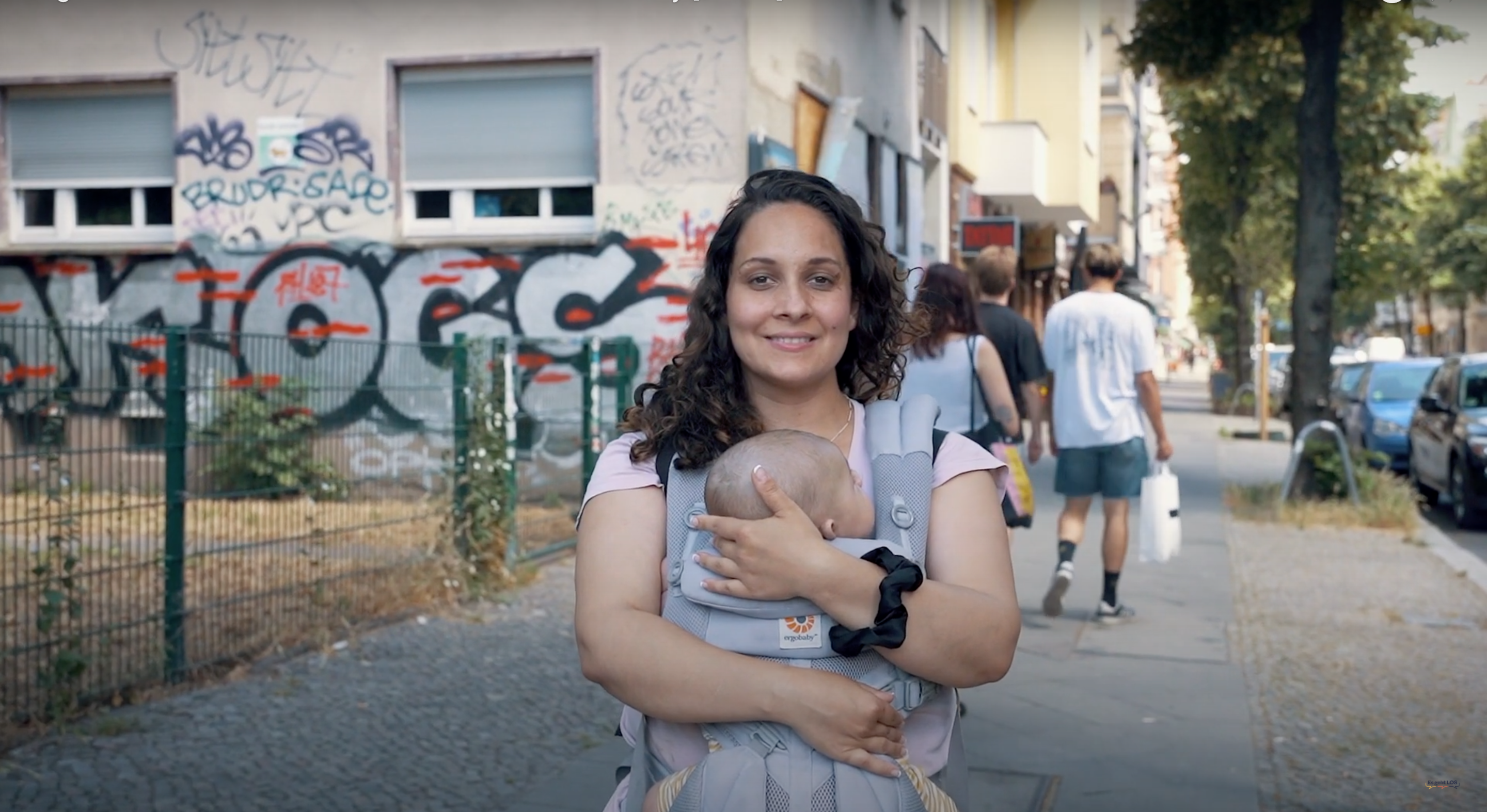 Frau mit Baby in einem Berliner Kiez.