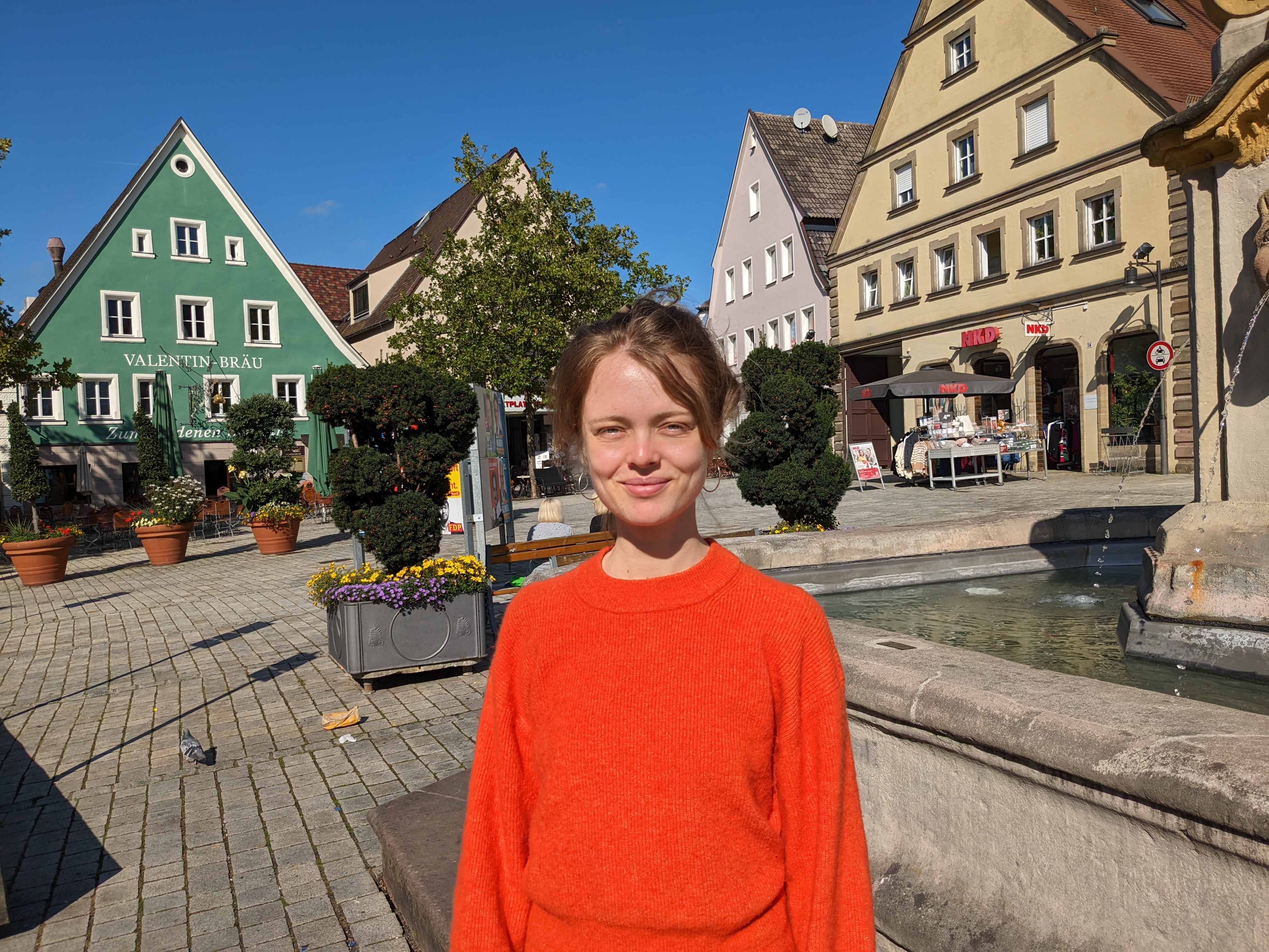 Die Patin für den Wahlkreis Roth auf dem Marktplatz in Roth.